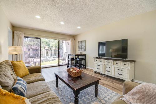 Walk to Pool and Lake Conroe Condo in Montgomery! in Montgomery, USA