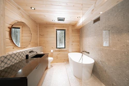 Vannas istaba, Le Mitik Tremblant - SPA - LACS - PLAGES - JEUX in Amherst (QC)