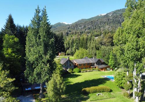 La Escondida Casa De Huespedes&Spa - Accommodation - Villa La Angostura