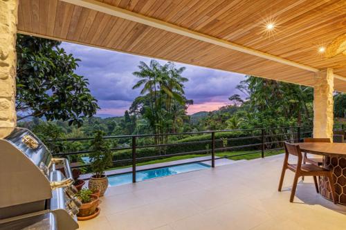 House 15 min from the beach with river access in Tortugal