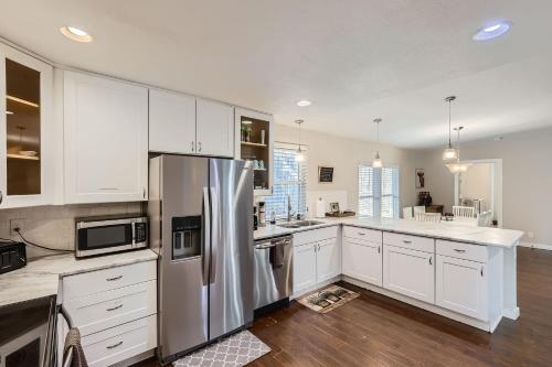 New 5 BDRM W/Pool Mins to Pearl/Riverwalk/Quarry Market - Sleep 12 in San Antonio, USA