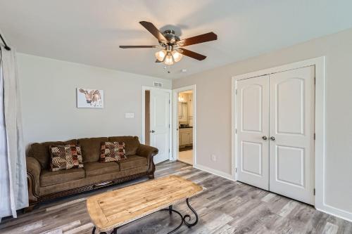 New 5 BDRM W/Pool Mins to Pearl/Riverwalk/Quarry Market - Sleep 12 in San Antonio, USA
