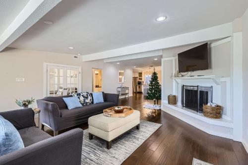 New 5 BDRM W/Pool Mins to Pearl/Riverwalk/Quarry Market - Sleep 12 in San Antonio, USA
