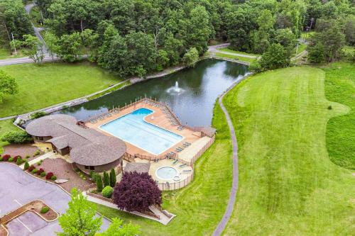 Udvendig, Fireplace, Fire Pit, Deck, WiFi & Pool Access in Hedgesville