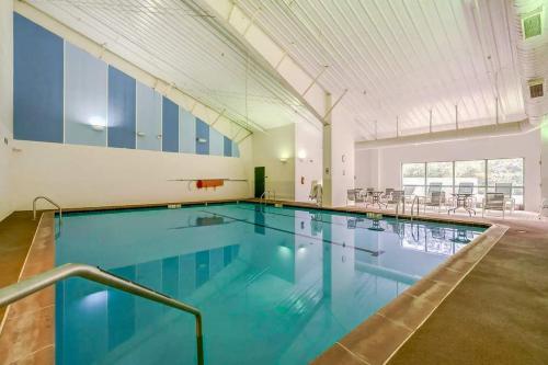 Swimmingpool, Fireplace, Fire Pit, Deck, WiFi & Pool Access in Hedgesville