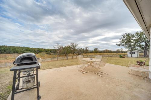 Historic Hoffmann Ranch Haus Near Wineries! in Fredericksburg, USA