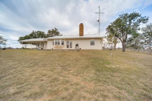 Historic Hoffmann Ranch Haus Near Wineries! in Fredericksburg, USA