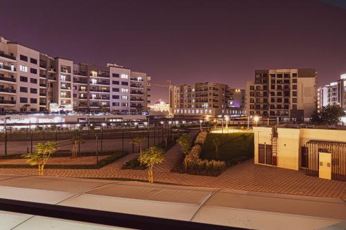 Brand New 1BR with Pool, Sauna & Gym, Dubaï (photo 2)