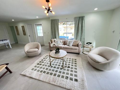 Weeki Wachee Retreat Canal home with hot tub kayaks canoe and boat with trolling motor included in Spring Hill, USA