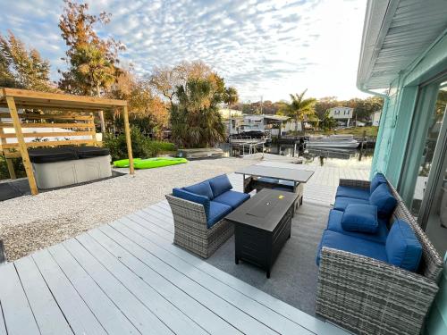 Weeki Wachee Retreat Canal home with hot tub kayaks canoe and boat with trolling motor included in Spring Hill, USA