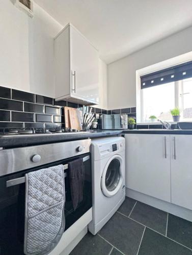 Comfy 1 BR Apartment - Sleeps 2 with Free Parking! in Parr