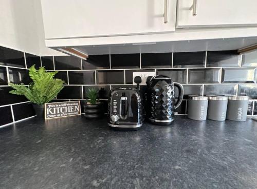 Comfy 1 BR Apartment - Sleeps 2 with Free Parking! in Parr