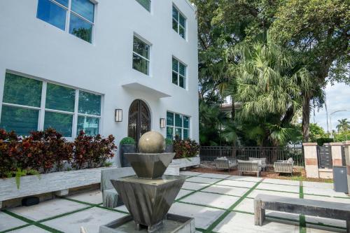 South Beach Luxury Apartments - main image