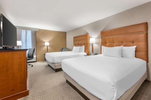 2 queen beds