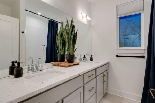 Luxury Home with Stunning Rooftop Views!