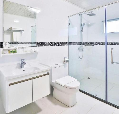 Premier Twin Room image 2
