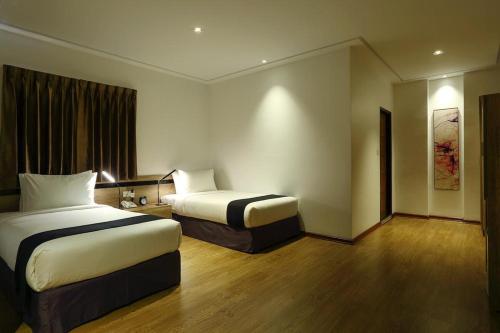 Premier Twin Room image 3
