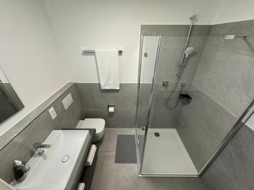 Zuhanyzó, Bhome Serviced Apartments in Erharting