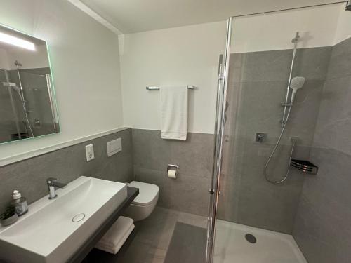 Zuhanyzó, Bhome Serviced Apartments in Erharting