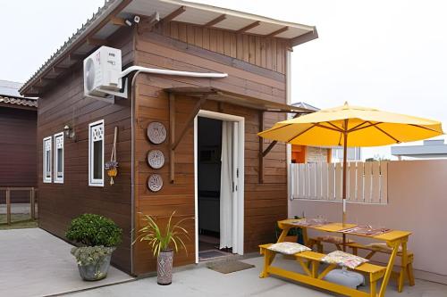 Casa 2 quartos, 6 pessoas, perto da praia, ar condicionado, wi-fi, cozinha completa, lavanderia,