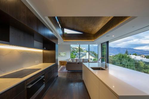The Hill Residence - image 3