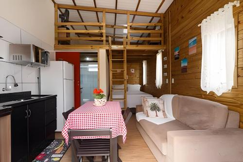 ห้องส่วนกลางสำหรับนั่งเล่น/ดูทีวี, Casa Perto das melhores praias Florianopolis, 8 pessoas, ar condicionado, tv, wifi, cozinha completa in เซาชูเอา โดริโอเวร์เมลโย