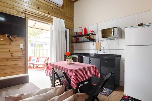 ห้องส่วนกลางสำหรับนั่งเล่น/ดูทีวี, Casa Perto das melhores praias Florianopolis, 8 pessoas, ar condicionado, tv, wifi, cozinha completa in เซาชูเอา โดริโอเวร์เมลโย