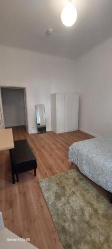 Quiet room with private bathroom in a local home, Berlín (fotografie 3)