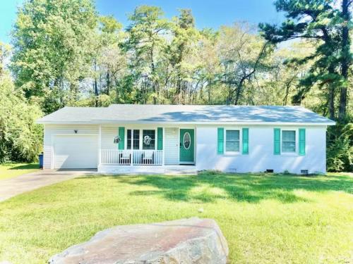 Shady Pines Retreat in Hope Mills, USA