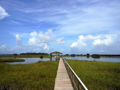 Hill top house with amazing views and bay side dock with fishing deck, Cedar Key