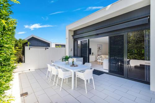 Modern Palms Getaway