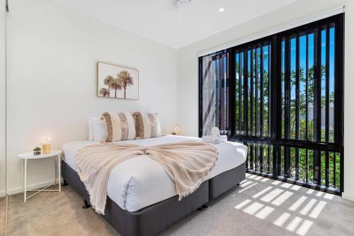 Modern Palms Getaway