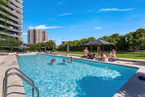 Modern Palms Getaway