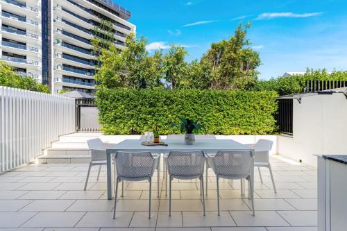 Modern Palms Getaway