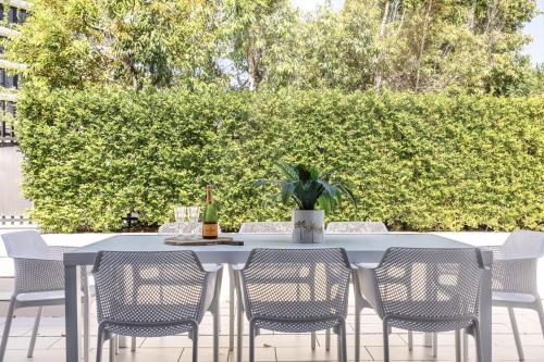 Modern Palms Getaway