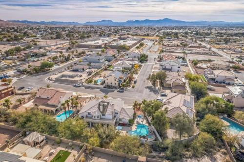 466 Massive 5 bedroom close to the strip