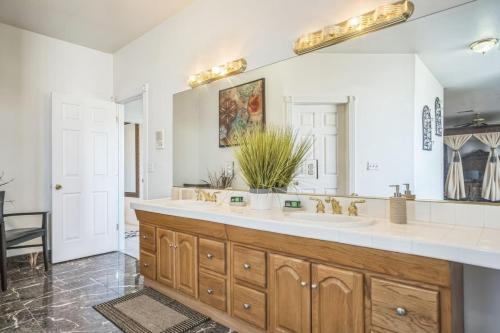 466 Massive 5 bedroom close to the strip