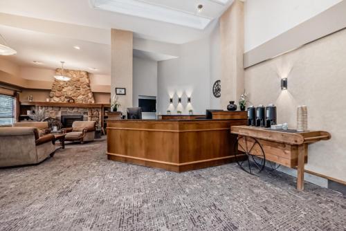 Stony Plain Hotel & Suites - 로비