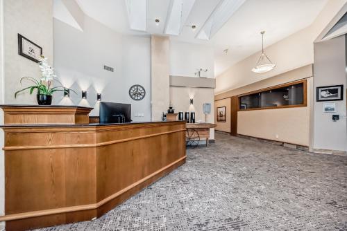 Stony Plain Hotel & Suites - 로비