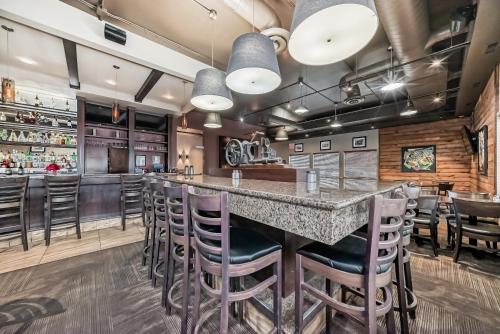 Stony Plain Hotel & Suites - 레스토랑