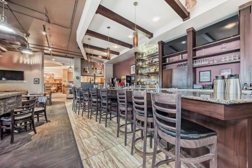 Stony Plain Hotel & Suites - 레스토랑