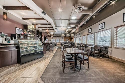 Stony Plain Hotel & Suites - 레스토랑
