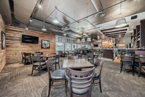 Stony Plain Hotel & Suites - 레스토랑