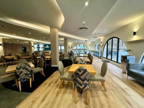 Restaurant, Holiday Inn Express Cape Town City Centre By IHG near Iziko Slave Lodge