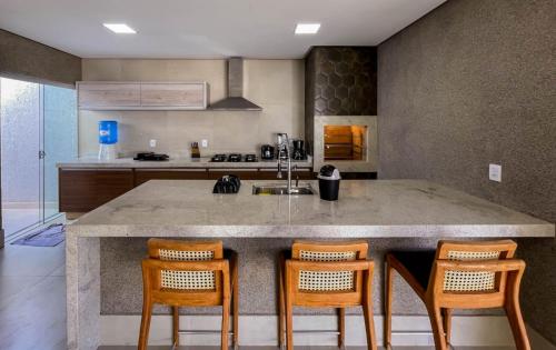 Facilities, Casa alto padrao em bairro nobre de Caldas Novas com piscina quente e sala de jogos in Parque Real