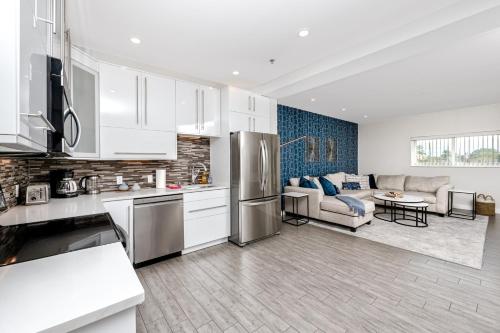 مطبخ, Redington Beach Retreat - Immaculate Beach Condo with Water Views, Pool, Hot Tub in Indian Shores