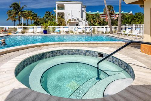 جاكوزي, Redington Beach Retreat - Immaculate Beach Condo with Water Views, Pool, Hot Tub in Indian Shores