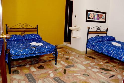 2 twin beds