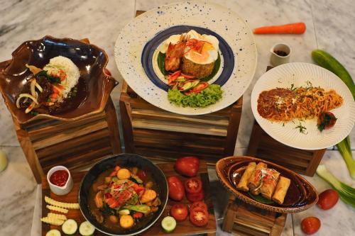 Food and beverages, Azana Garden Hill Resort Blora in Blora