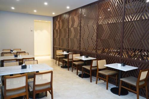 Restaurant, Azana Garden Hill Resort Blora in Blora